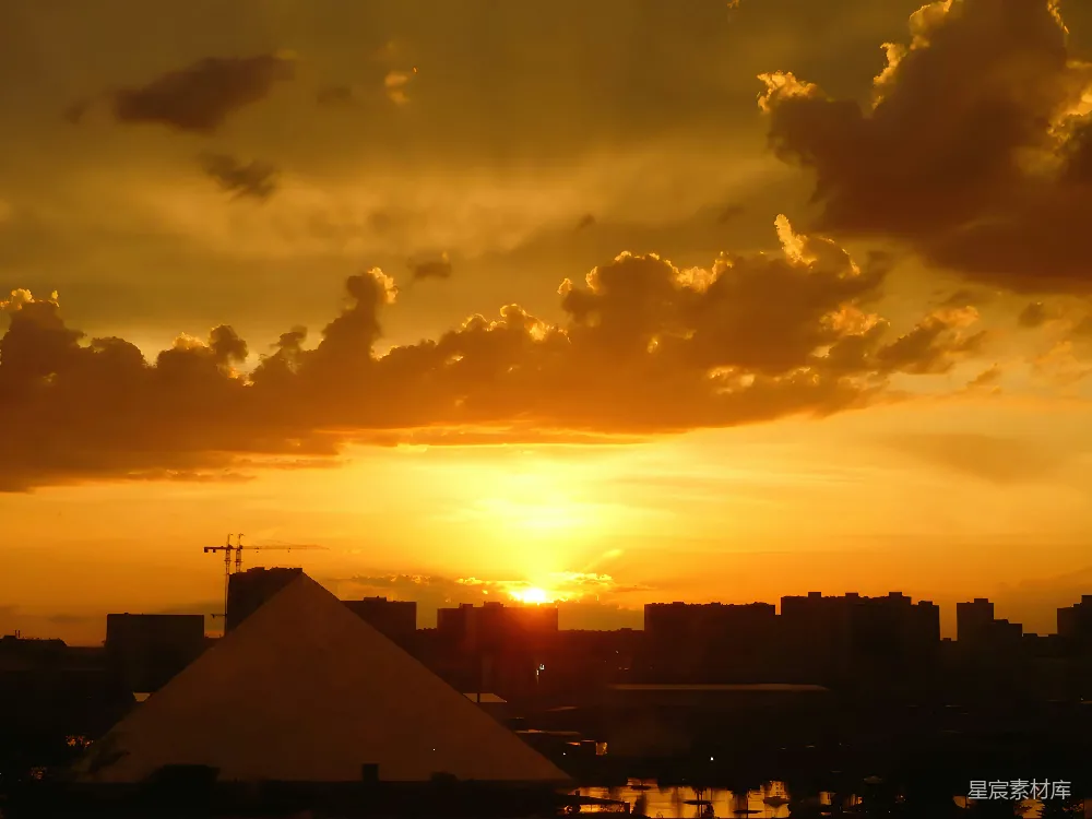 高清摄影  夕阳西下，城市上空高楼林立。