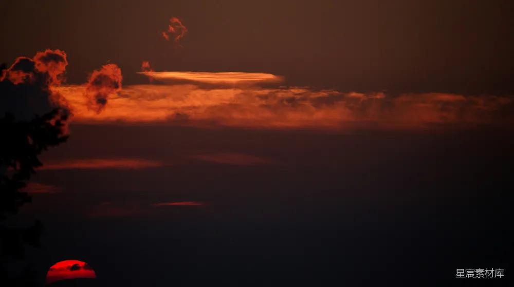 高清摄影 壁纸 夕阳在天边的云朵后面落下。