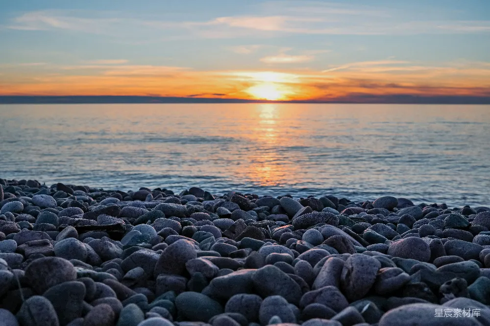 高清摄影  夕阳西下时海边灰色的岩石
