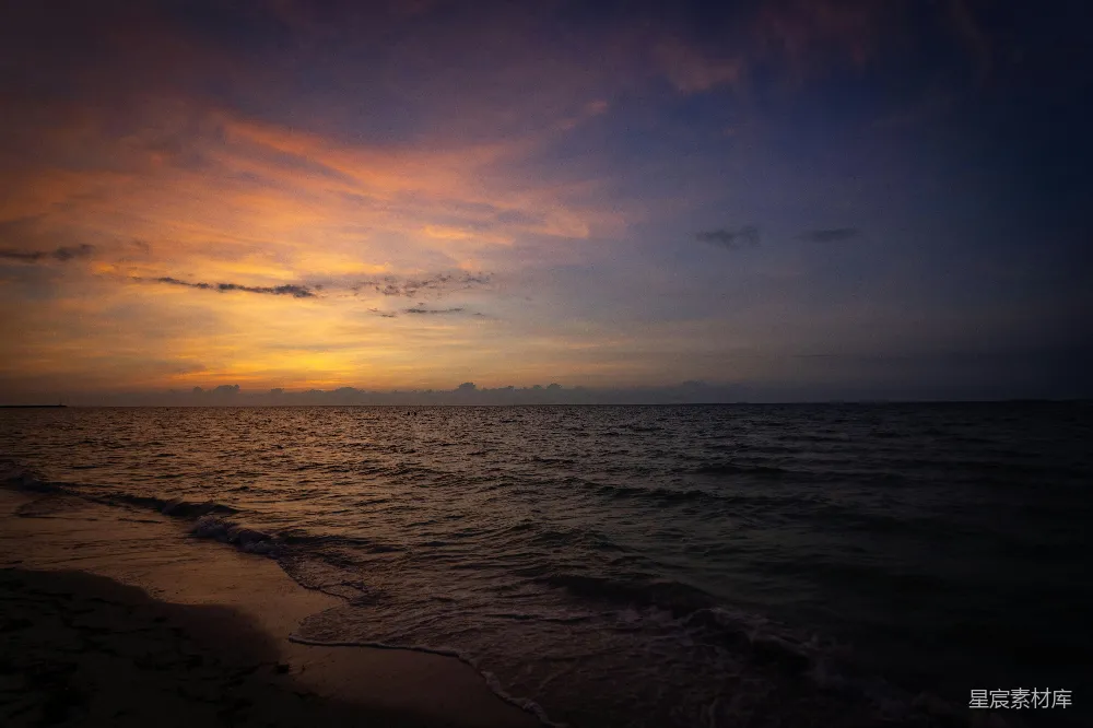 高清摄影  夕阳正照耀在海滩上的水面上。