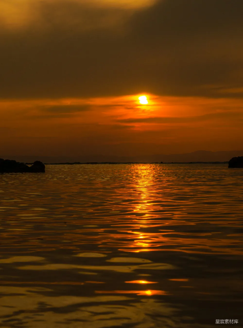高清摄影  夕阳正在水面上缓缓落下