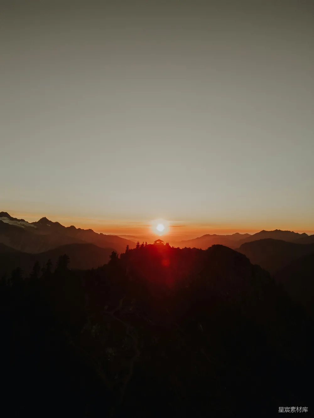 高清摄影  夕阳西下，山峦上空霞光万丈。