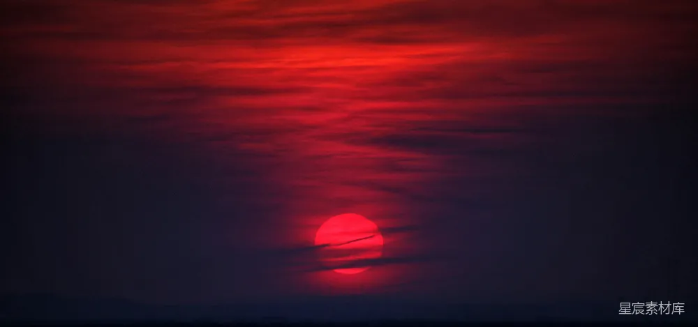 高清摄影 壁纸 夕阳正缓缓落下，投射在海平线上。