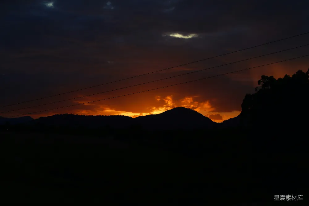 高清摄影  夕阳下的山的剪影