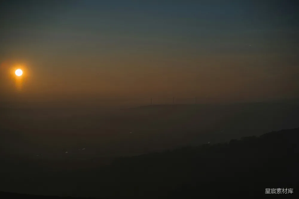 高清摄影  太阳在天空中明亮地照耀着。