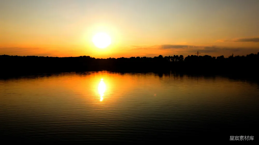 高清摄影  夕阳正照在一片水域之上