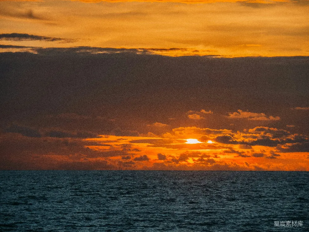 高清摄影  夕阳西下，水面波光粼粼