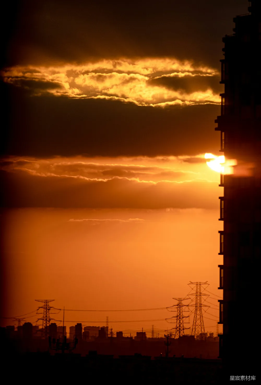 高清摄影 壁纸 夕阳映照着电线。