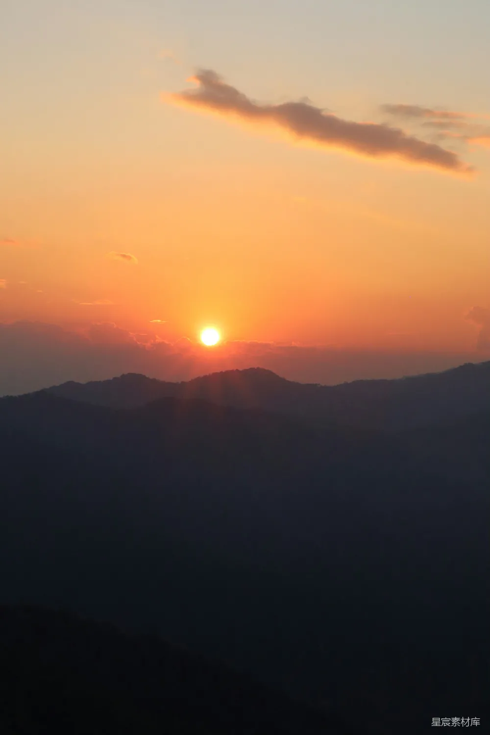 高清摄影  夕阳正映照在山脉之上