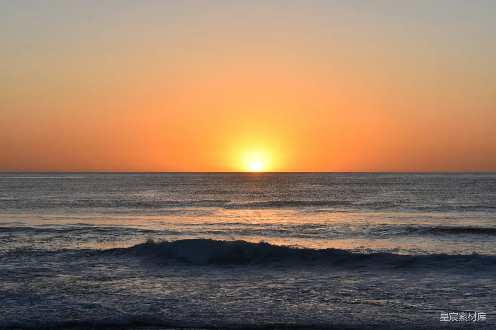 高清摄影  夕阳正映照在海面上，波浪轻轻起伏。