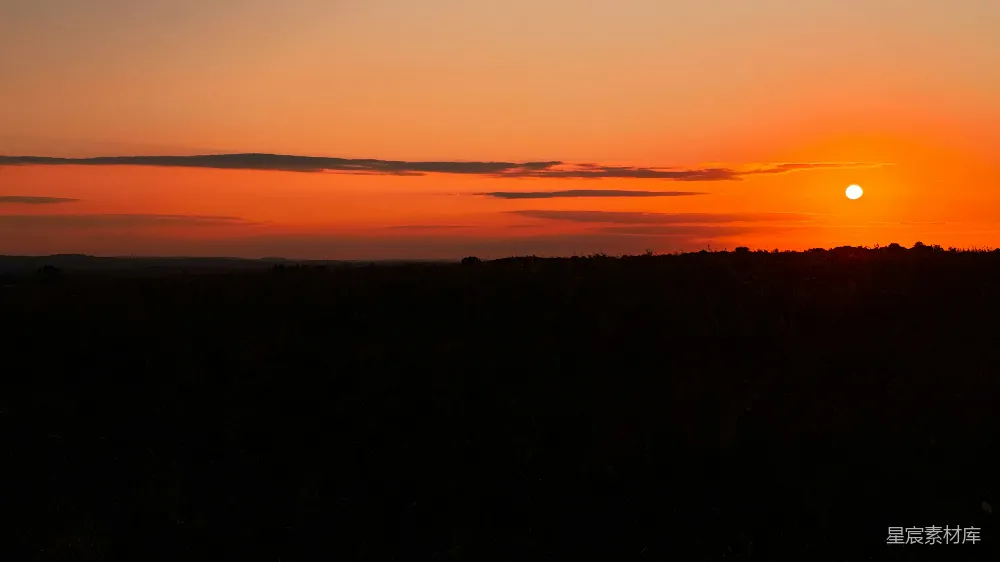 高清摄影  绚丽的夕阳笼罩着一片黑暗的景观
