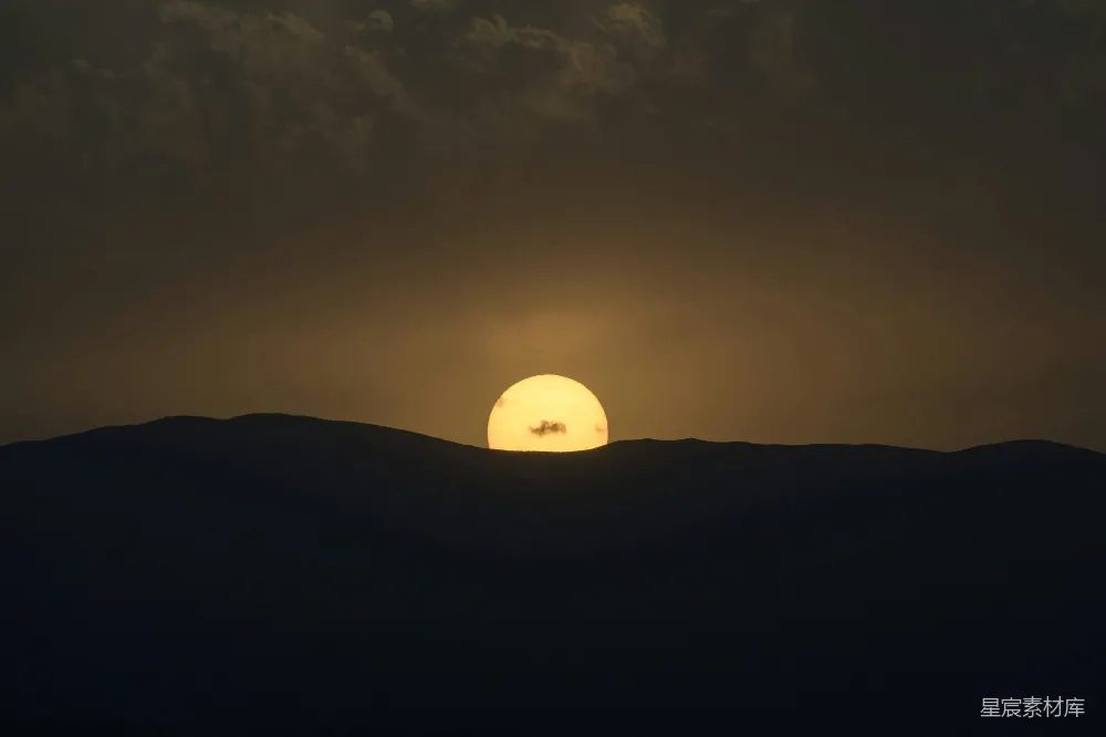 高清摄影  夕阳正在山脉上落下
