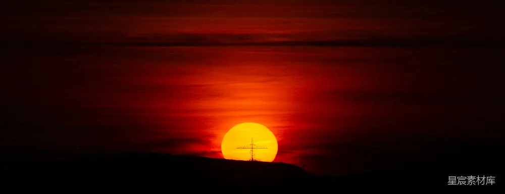 高清摄影 壁纸 夕阳西下，山丘前有一座十字架。