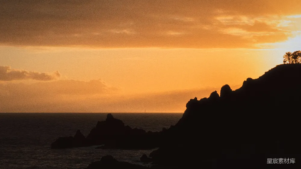 高清摄影 壁纸 夕阳给海岸镀上了一层金色的光辉。
