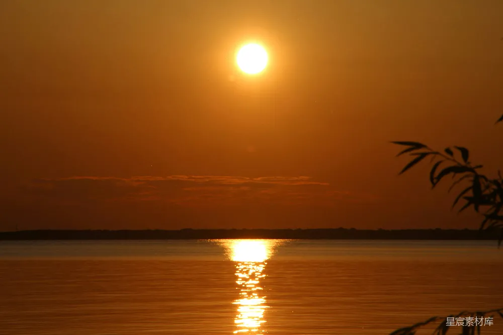 高清摄影  水面上的夕阳