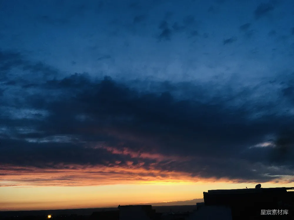 高清摄影  夕阳正照耀着一座城市的建筑物。