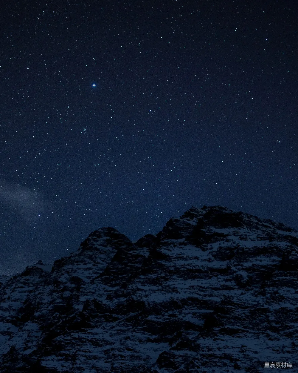 高清摄影 夜空繁星点点，山峰在上。