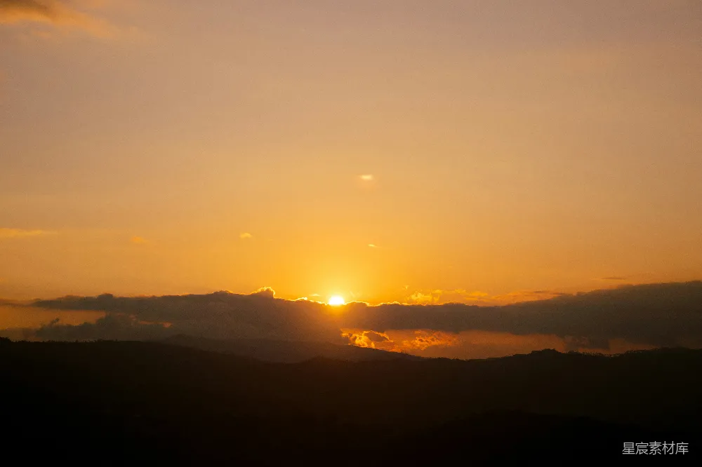 高清摄影  夕阳映照的山脉