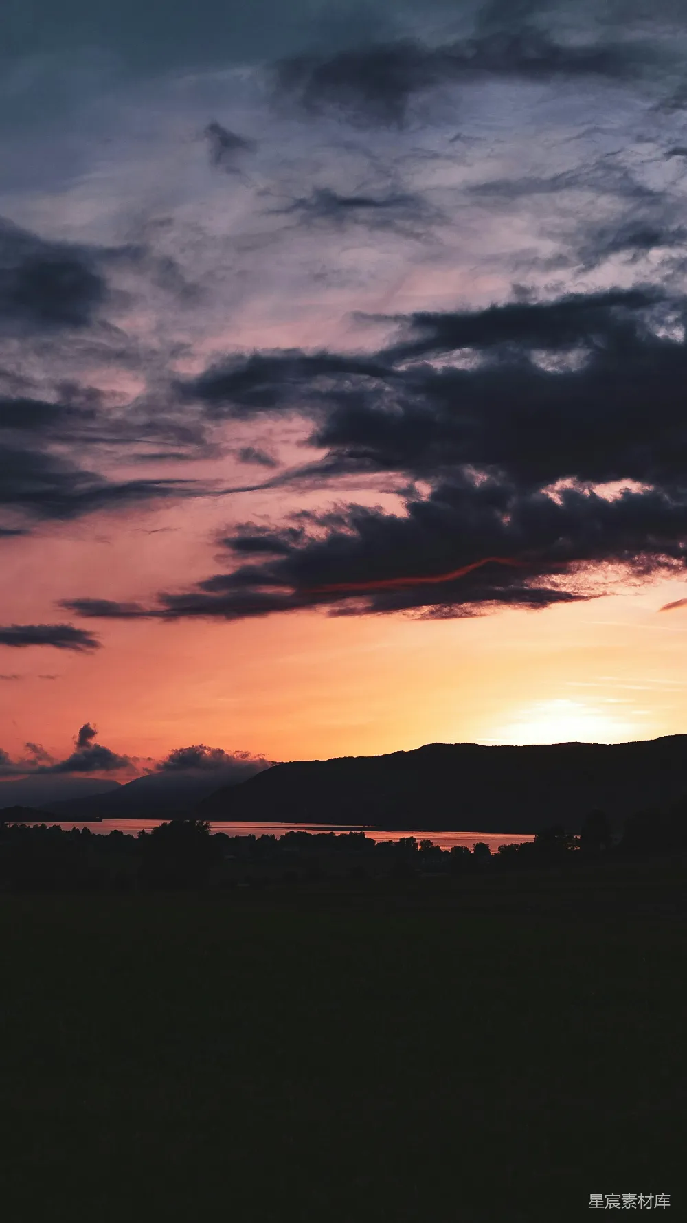 高清摄影 自然 壁纸 夕阳照耀在山上
