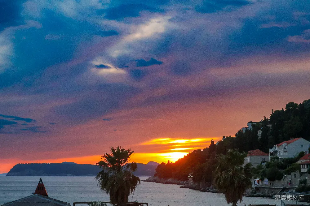 高清摄影 旅行 夕阳西下，棕榈树在海滩前景中摇曳。