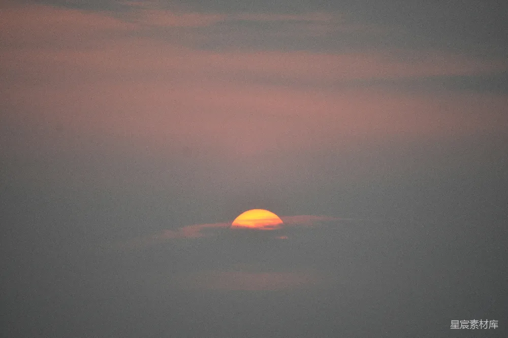 高清摄影  夕阳正挂在海面上空。