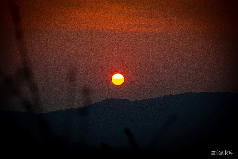 高清摄影  夕阳西下，山峦连绵。