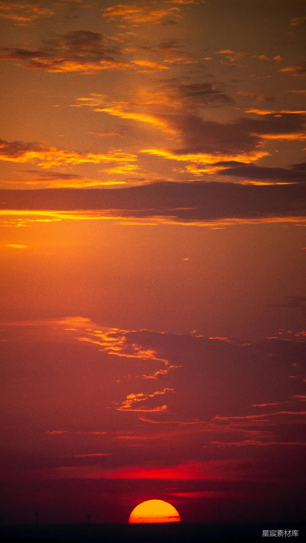 高清摄影 自然 壁纸 夕阳正落于海平线上
