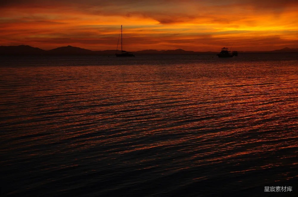 高清摄影  一艘船在水里