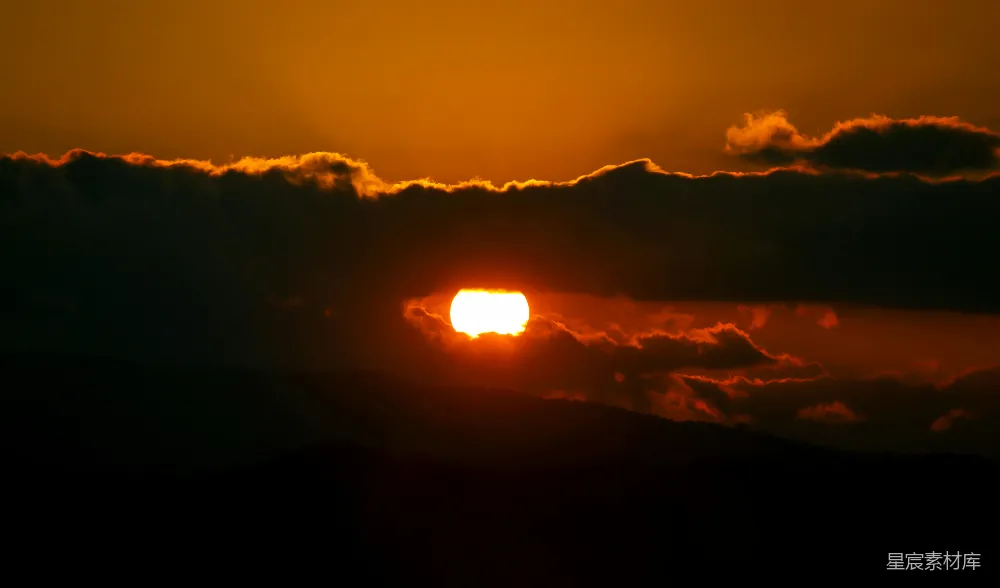 高清摄影  夕阳照耀着山峦
