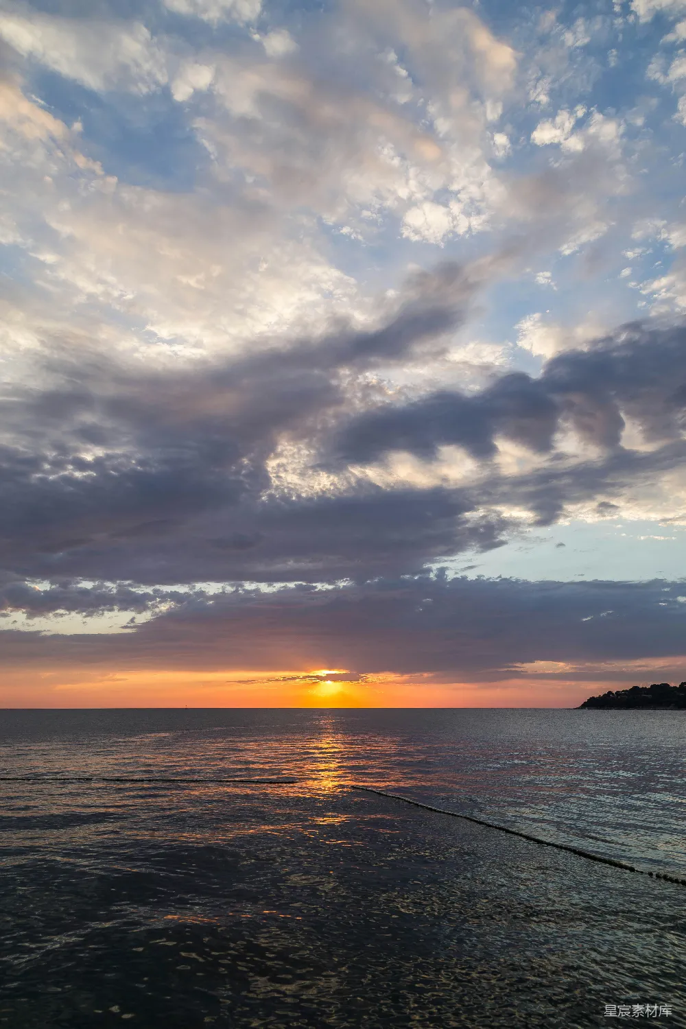 高清摄影  夕阳映照在水面上