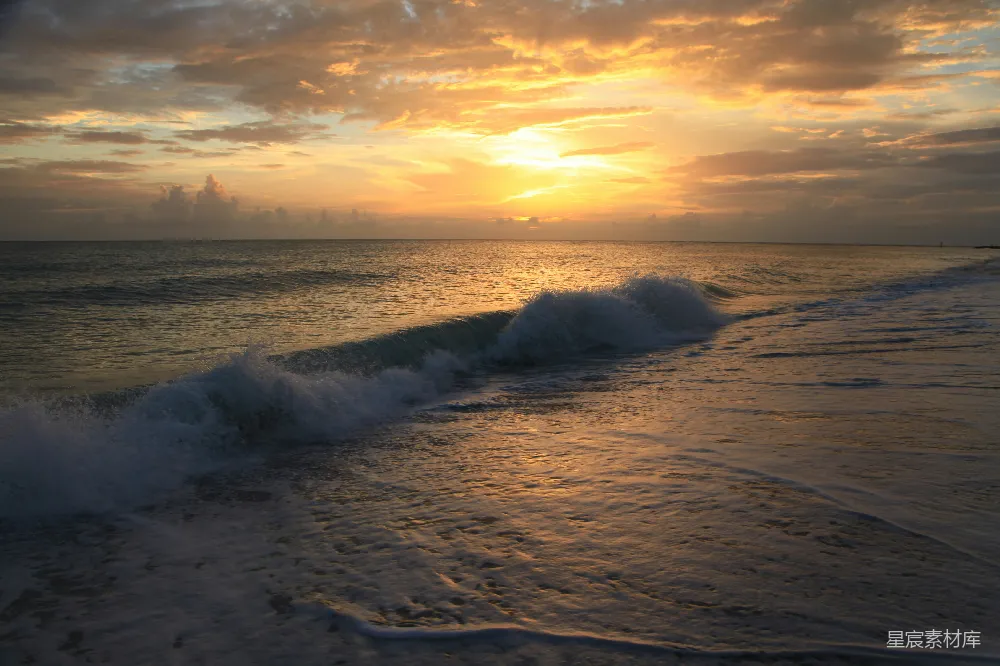 高清摄影  夕阳下，海浪拍打着海岸。