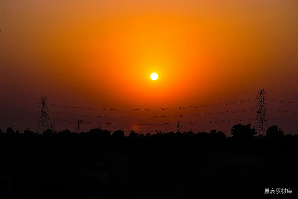 高清摄影  夕阳西下，田野上空悬挂着电线。