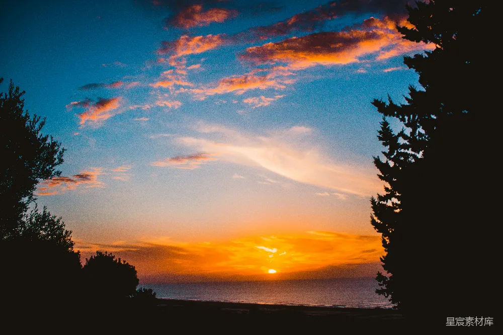 高清摄影  夕阳正映照在水面上。