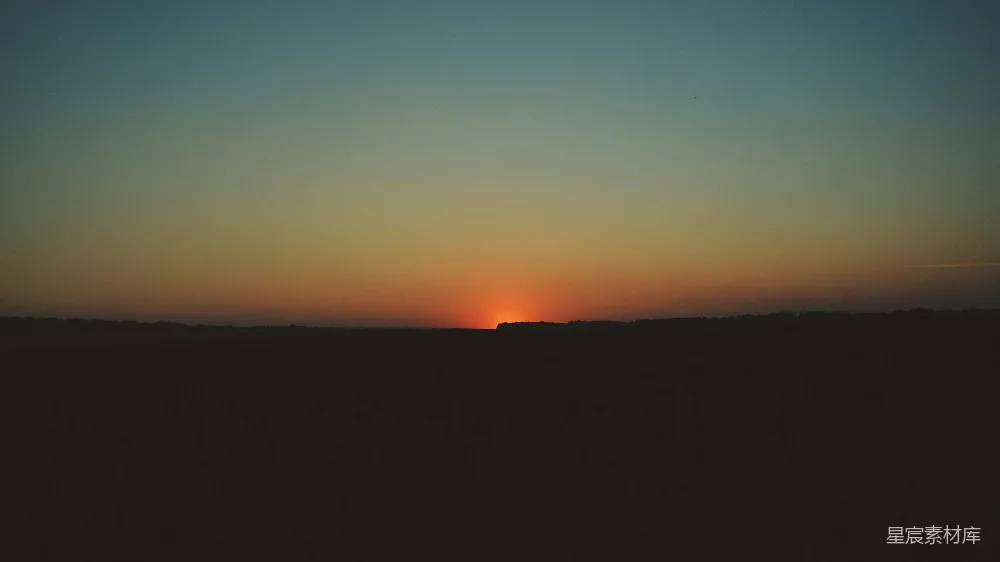 高清摄影  夕阳正挂在田野的天际。