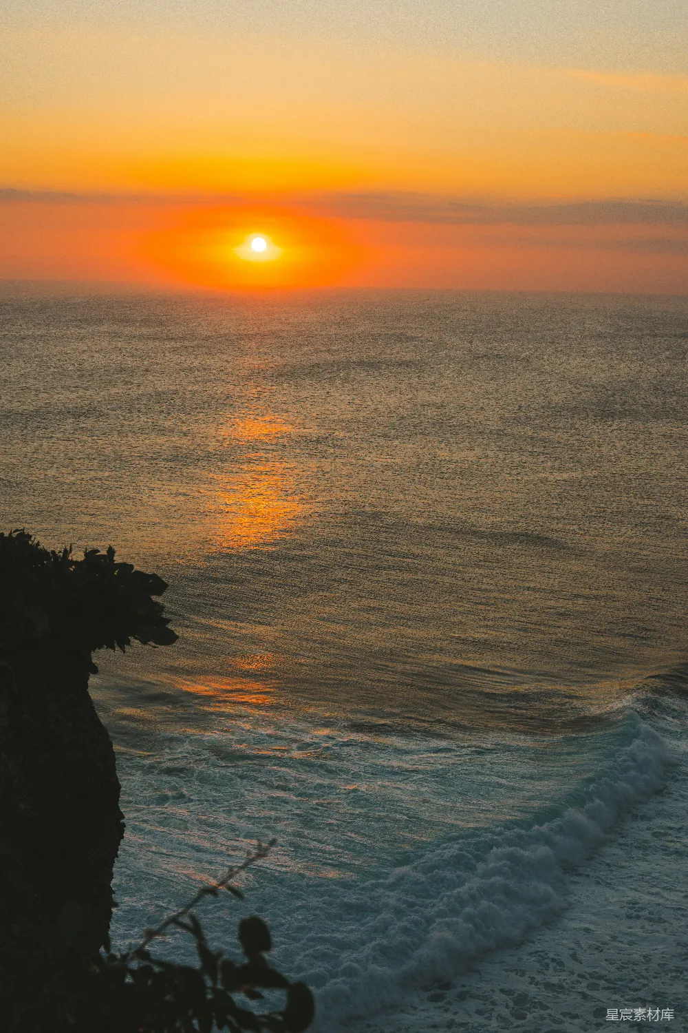 高清摄影 旅行 壁纸 自然 海浪拍打着岩石，夕阳西下。