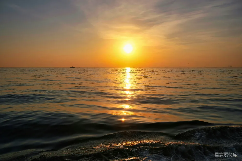 高清摄影  夕阳正照在海面上。