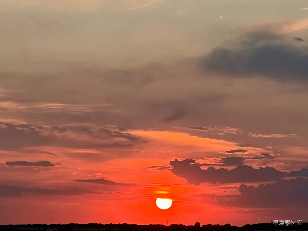 高清摄影 自然 壁纸 夕阳正在水面上的天空落下。