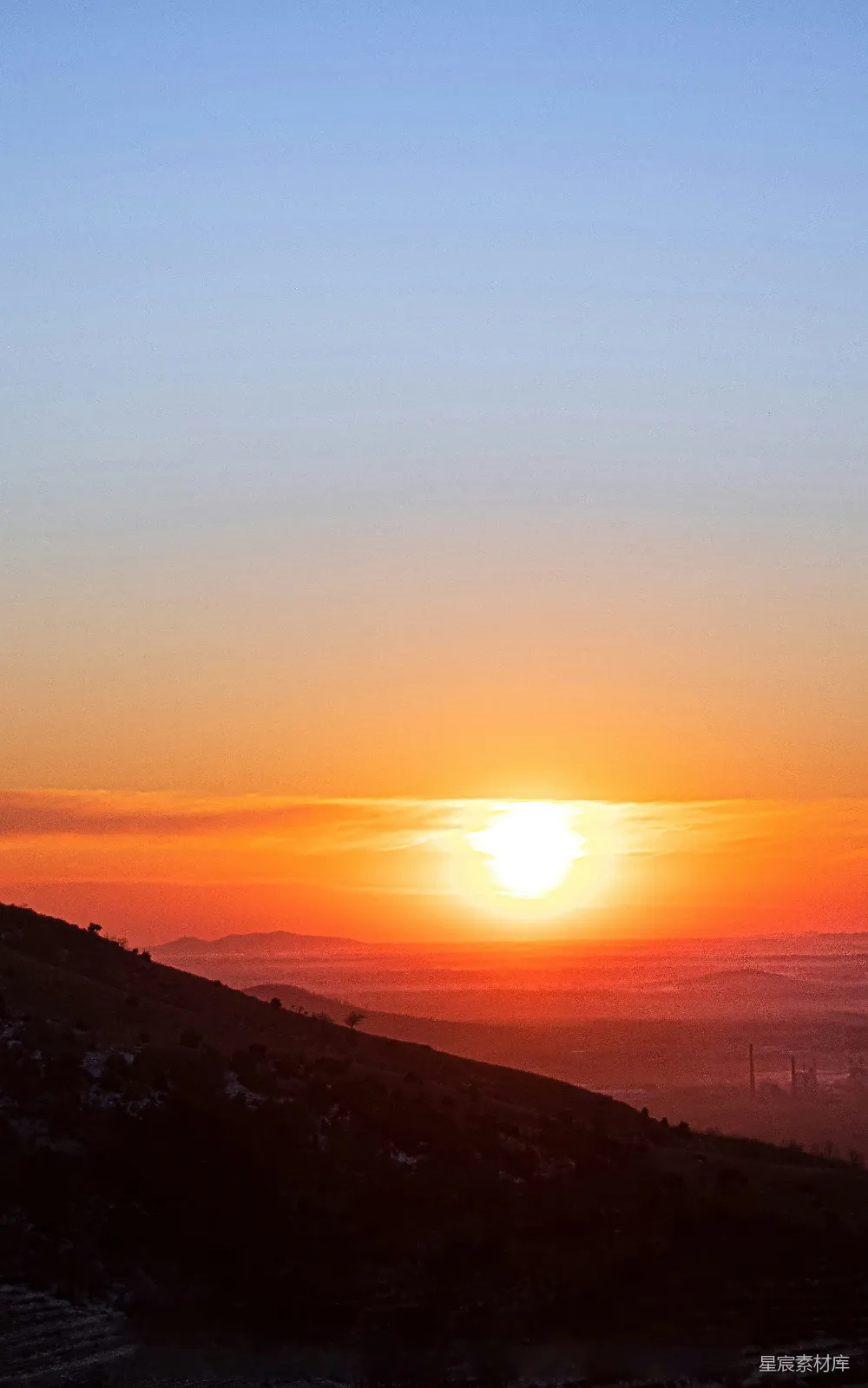 高清摄影  夕阳正在山丘上落下。