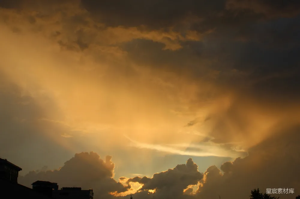 高清摄影  夕阳西下，云彩缭绕