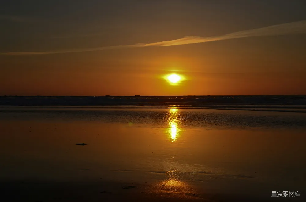 高清摄影  夕阳正映在海面上。