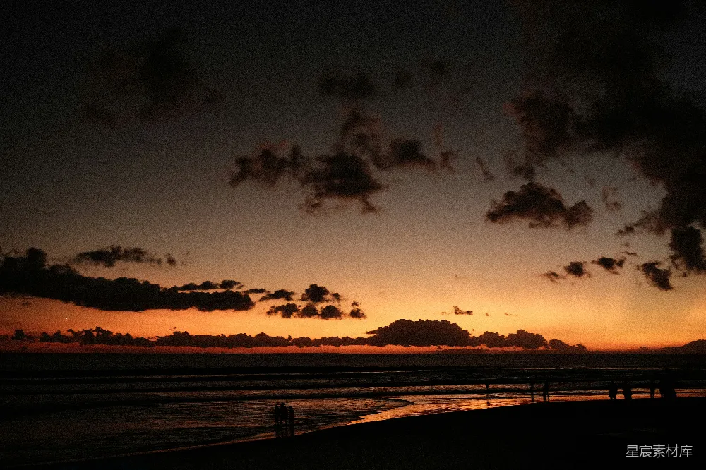 高清摄影  日落时分，海面上布满乌云。