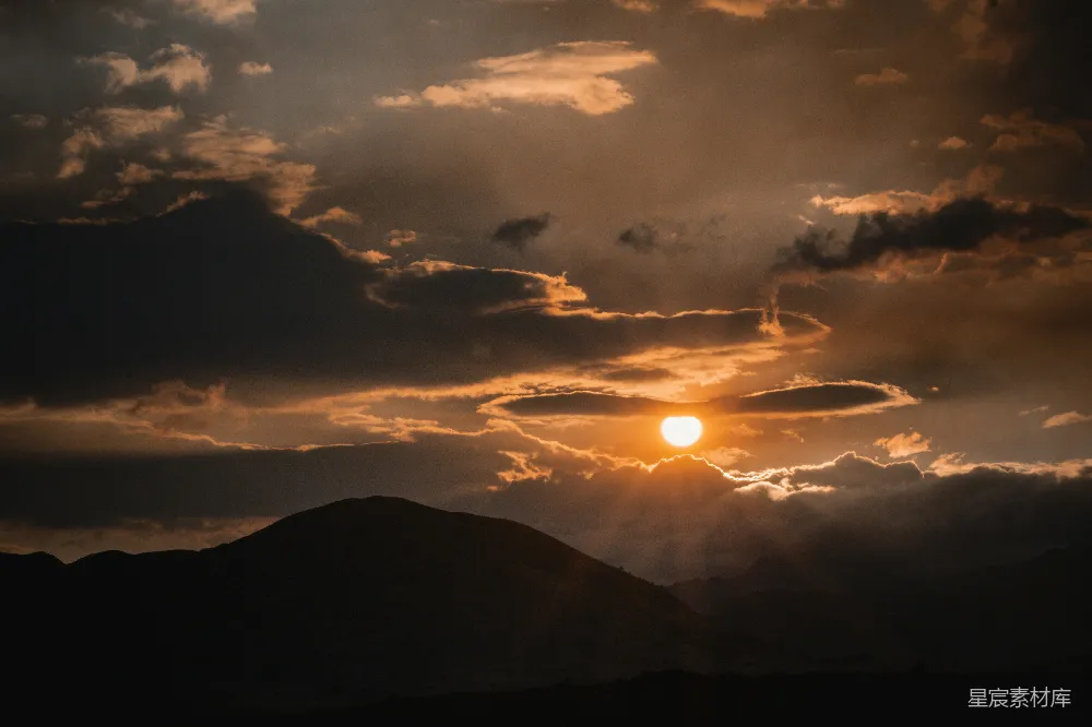 高清摄影  夕阳下的山影