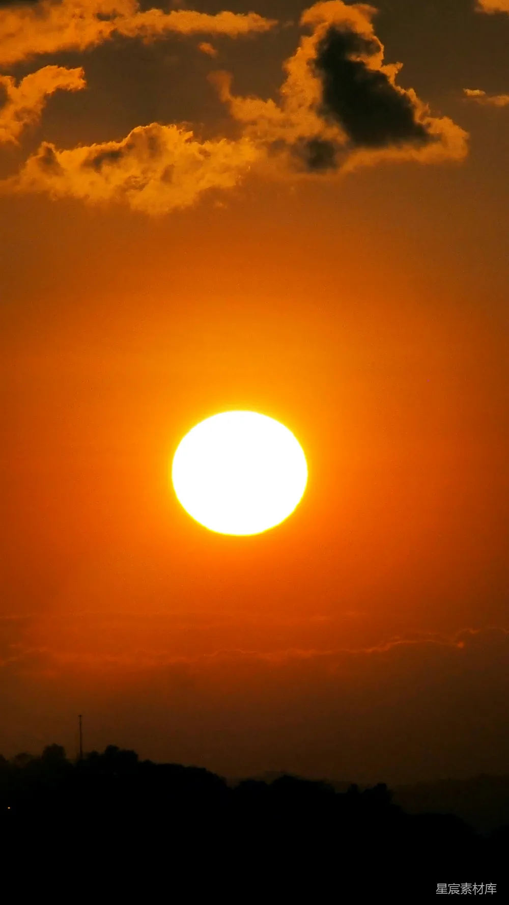 高清摄影  夕阳在地平线落下