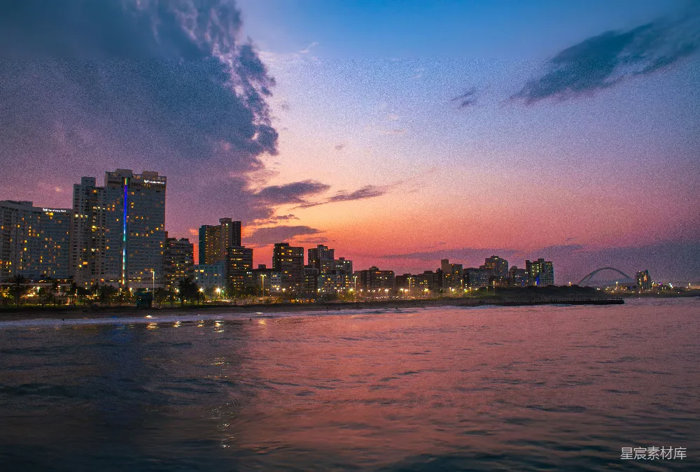 高清摄影  城市轮廓在五彩缤纷、宁静的夕阳下剪影。