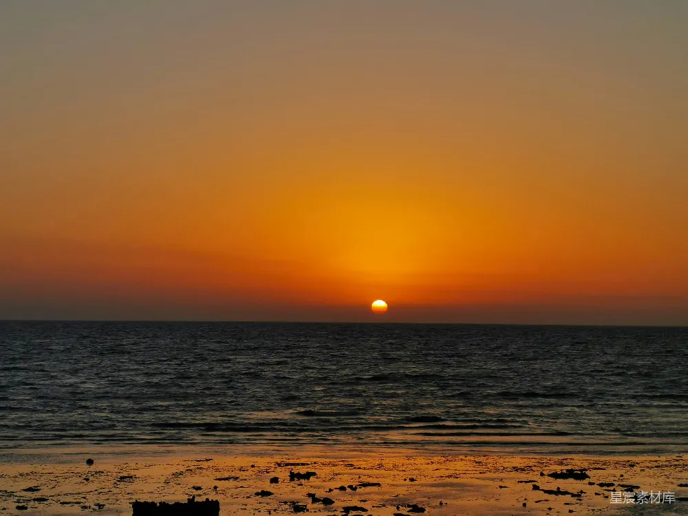 高清摄影  海浪在日落时拍打着海岸。