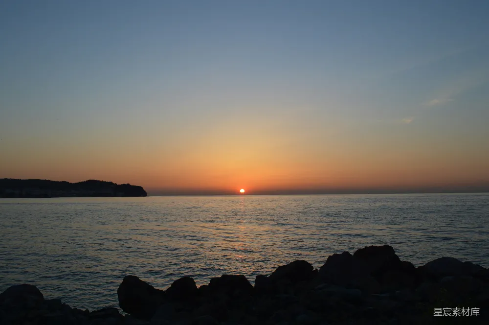 高清摄影  岩石海滩上的日落