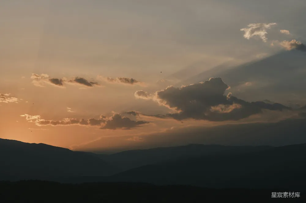 高清摄影  夕阳正笼罩着连绵的山脉。