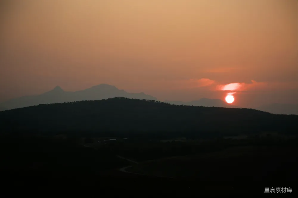 高清摄影  夕阳正在山峦上落下