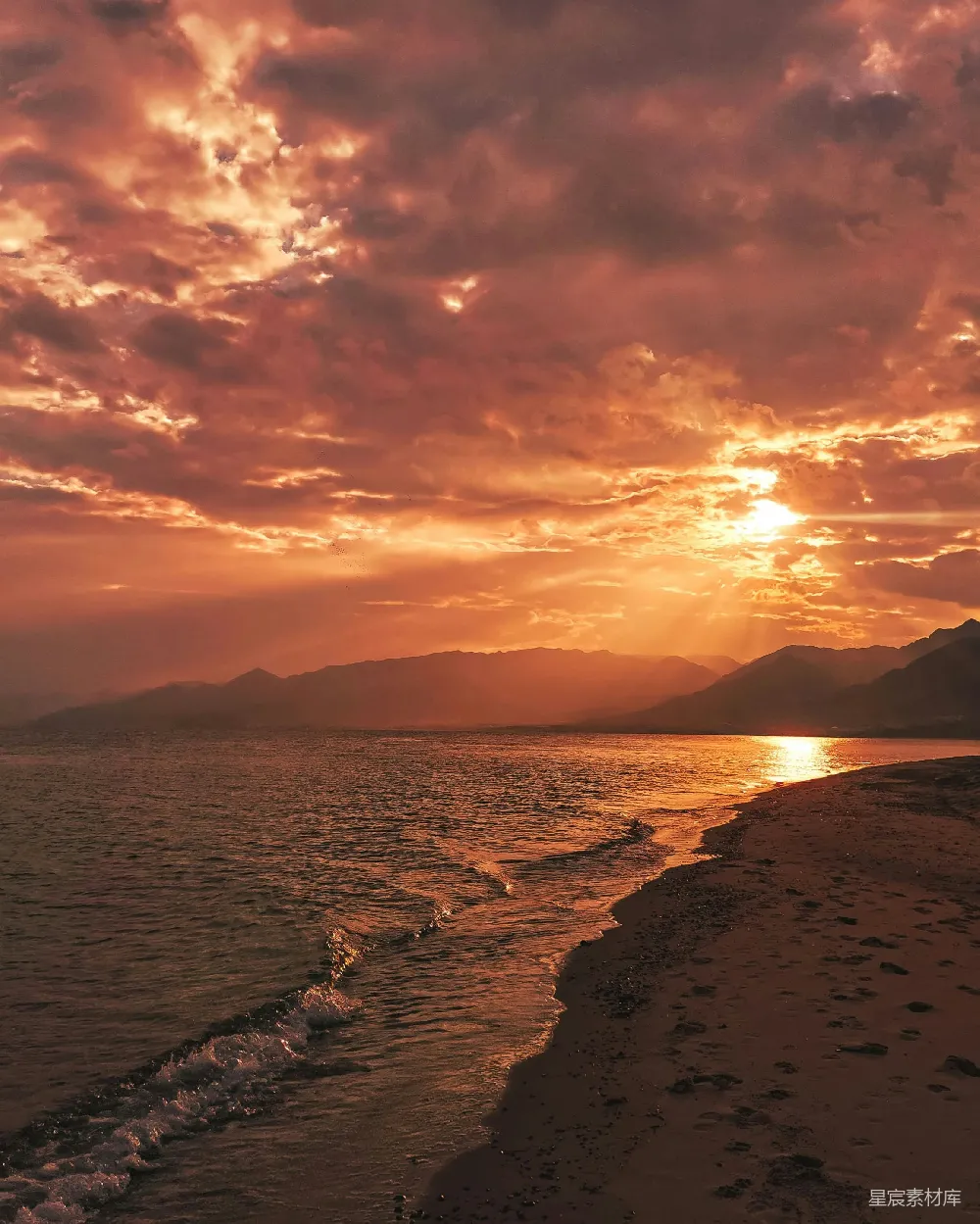 高清摄影  夕阳正在沙滩上的水面上落下。