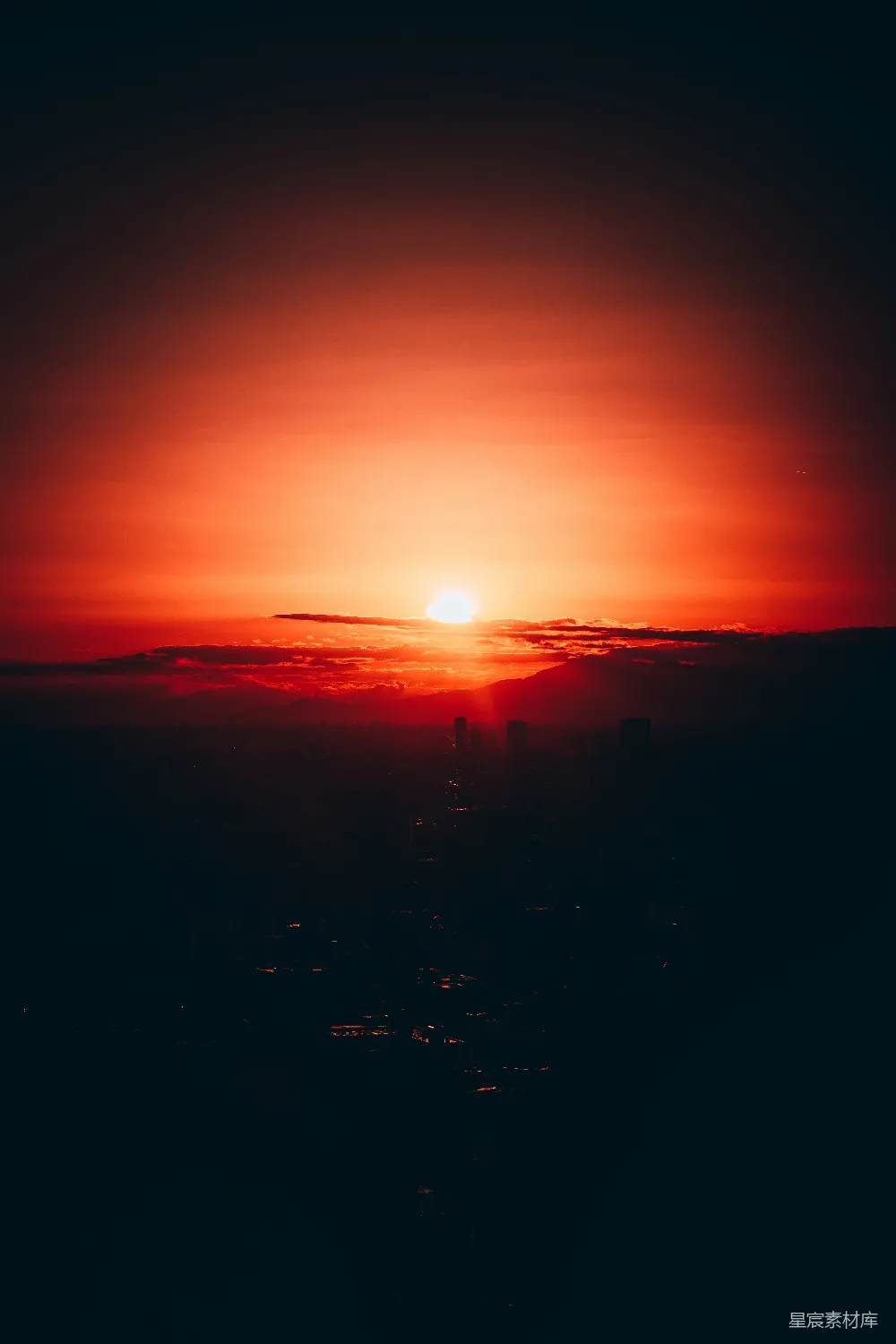 高清摄影  夕阳正在天空中照耀着一座城市的景象